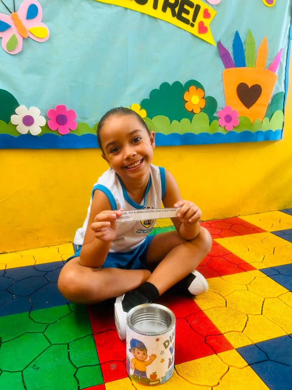 Aluna do CCFM em atividade no pátio da escola