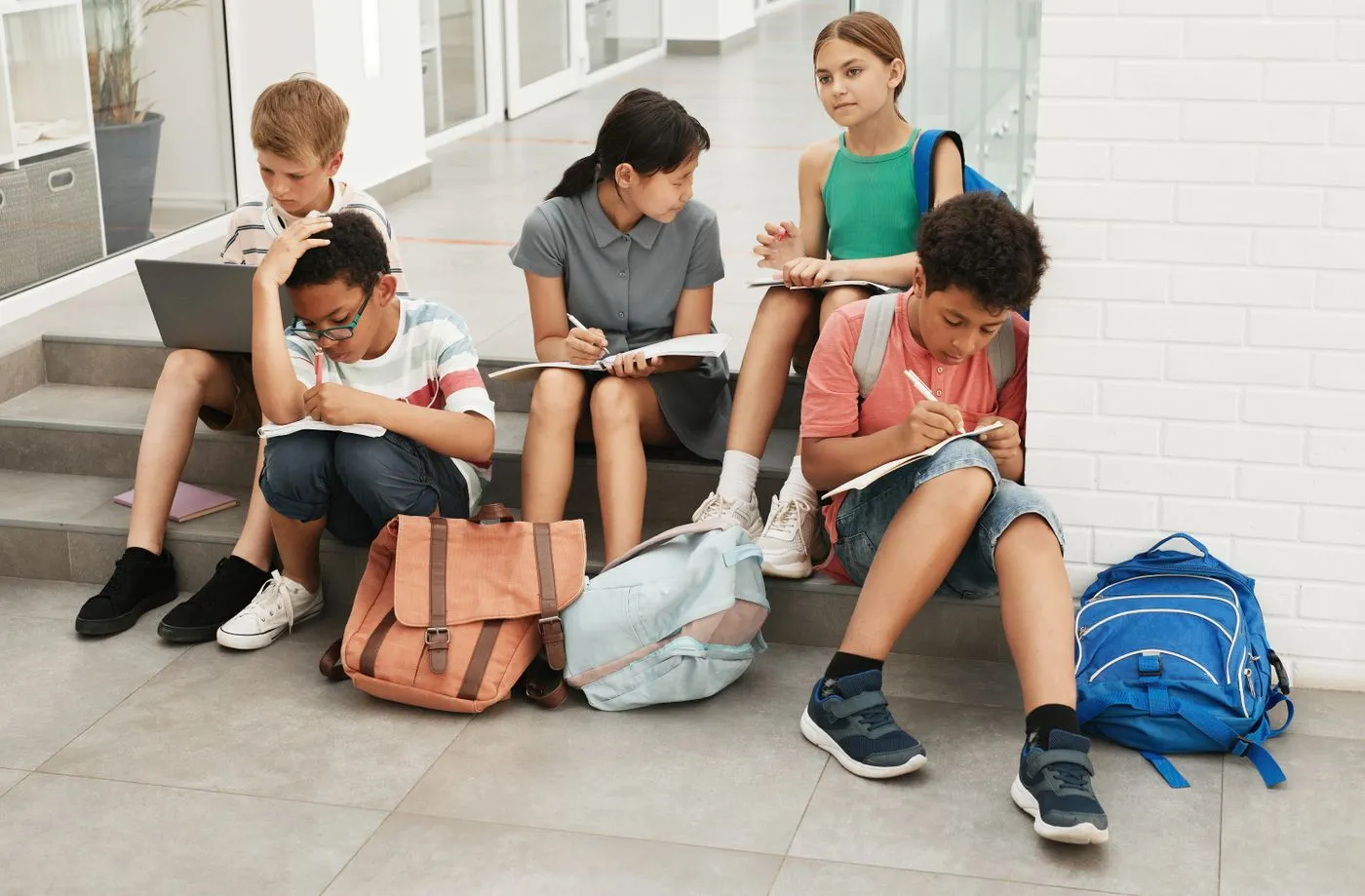 Alunos estudando em grupo entre uma aula e outra (imagem ilustrativa)