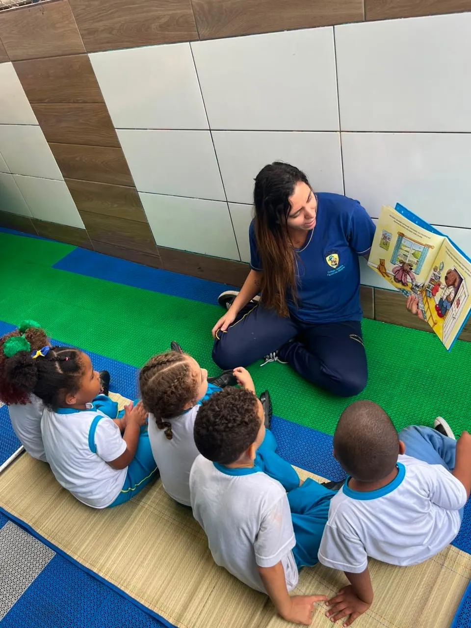 Professora do CCFM na roda de história com a turma do Infantil